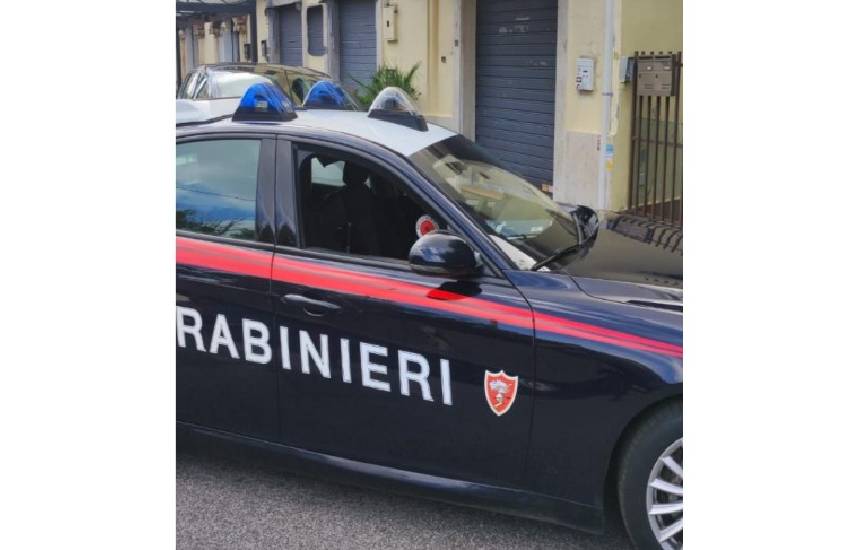 Tentato furto in un ristorante pontino: danneggiata l’entrata del locale