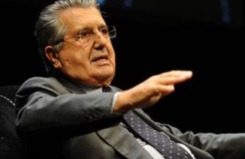 L’aneddoto dell’imprenditore Carlo De Benedetti: “Rifiutati l’offerta dei ‘capelloni’ Steve Jobs e Steve Wozniak. Se avessi accettato oggi sarei ricco sfondato”