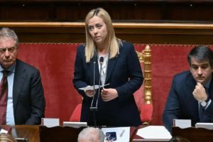 Decreto migranti, Giorgia Meloni litiga con le toghe. Scoppia il caso dell’email che fa infuriare la Schlein