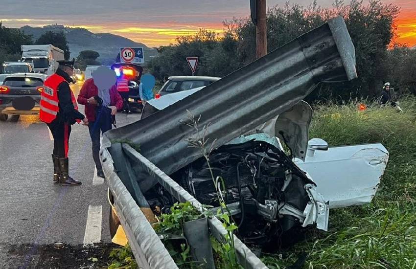 Stava probabilmente aspettando l’autobus per andare al lavoro Maria, la 62enne morta ieri in un tragico incidente stradale lungo l’Appia