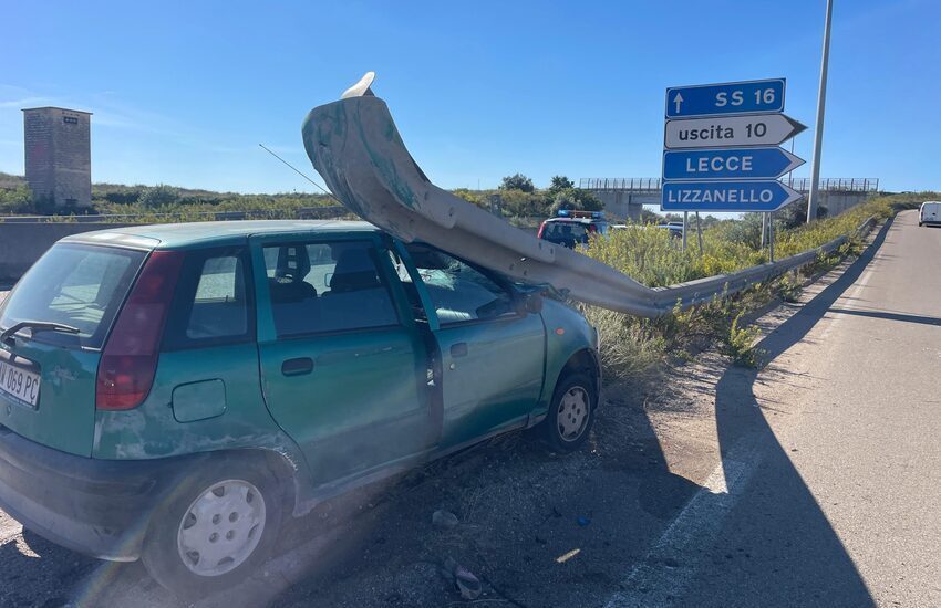 Incidente in tangenziale. Auto si schianta contro il guardrail, conducente in ospedale