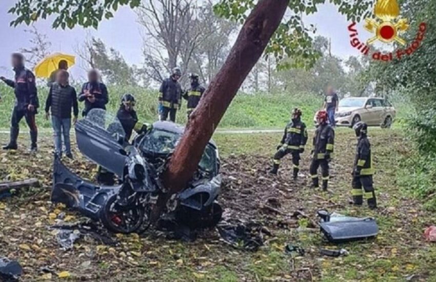 Incidente terribile in Veneto: la Porsche si schianta e si incastra nell’albero: giovane ferito gravemente