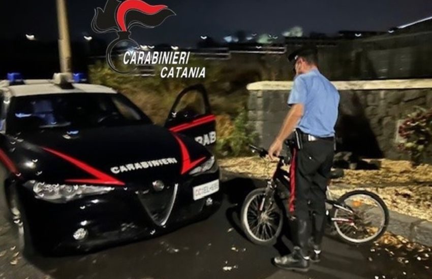 San Pietro Clarenza, sorpreso mentre scavalca un cancello per rubare una bici: arrestato 36enne