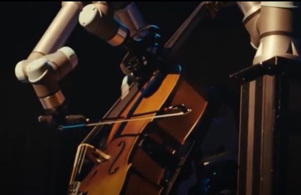 Una nuova stella sul palco: un robot violoncellista incanta la platea suonando con l’orchestra di Malmo [VIDEO]