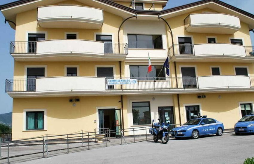 Cassino, postina non consegnava la corrispondenza dal 2014: l’incredibile scoperta in casa della polizia