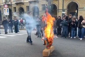 Sciopero studenti: tensioni e scontri. Poliziotti ricoverati: “Vile aggressione da chi professa pace” (VIDEO)