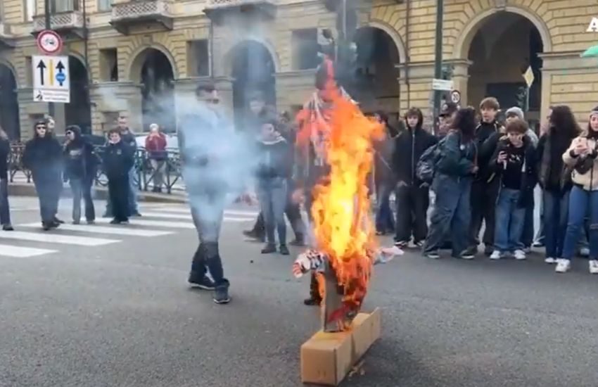 Sciopero studenti: tensioni e scontri. Poliziotti ricoverati: “Vile aggressione da chi professa pace” (VIDEO)