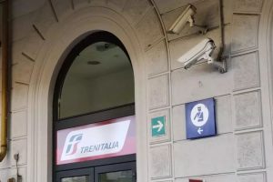 E’ senza biglietto e fa saltare due denti al capotreno