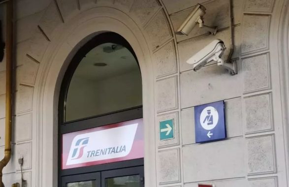 E’ senza biglietto e fa saltare due denti al capotreno