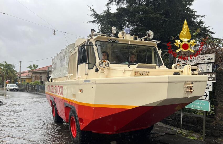 Paura a Torre Archirafi: esonda il torrente Babbo, auto trascinate a mare – VIDEO