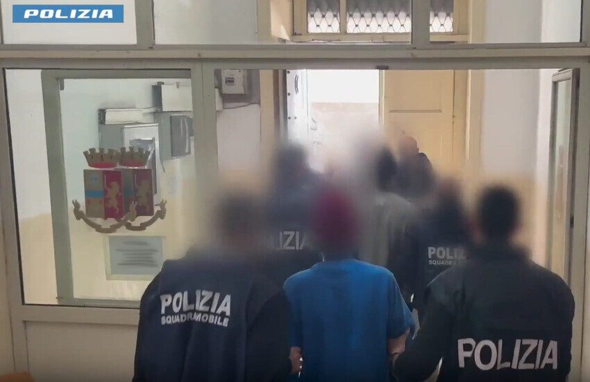 Catania, sbarco di migranti al porto: arrestati 4 sudanesi indiziati di aver fatto da scafisti