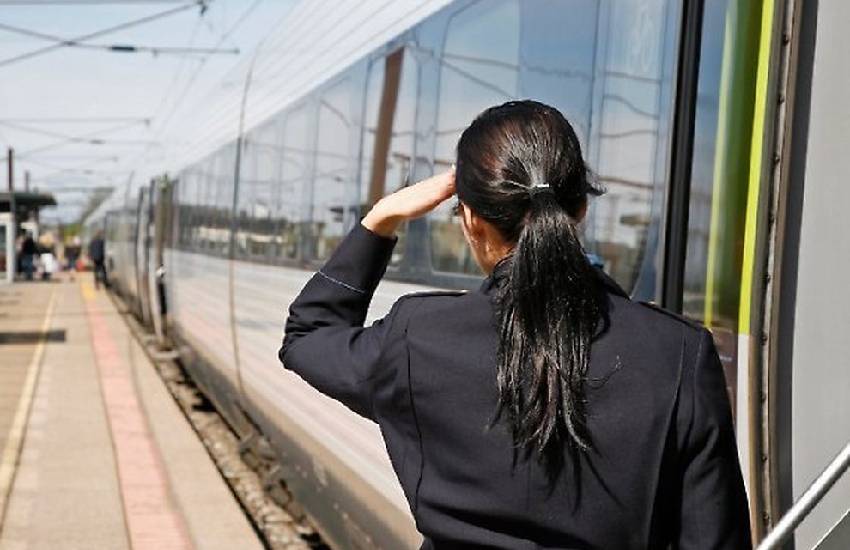 Infastidisce gli altri passeggeri ed alla richiesta di mostrare il biglietto, colpisce con un pugno la giovane donna capotreno. Ragazzo di 23 anni arrestato ieri mattina dagli agenti del commissariato di Anzio