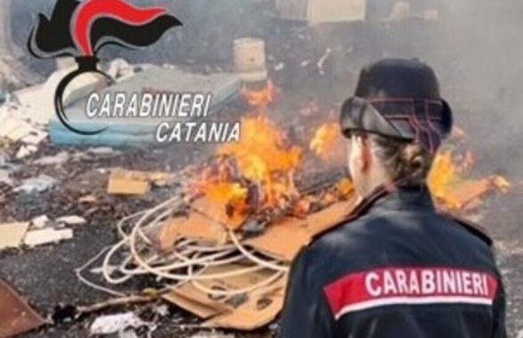 Catania, quartiere San Leone, brucia una matassa di cavi elettrici per rivendere il rame: arrestato