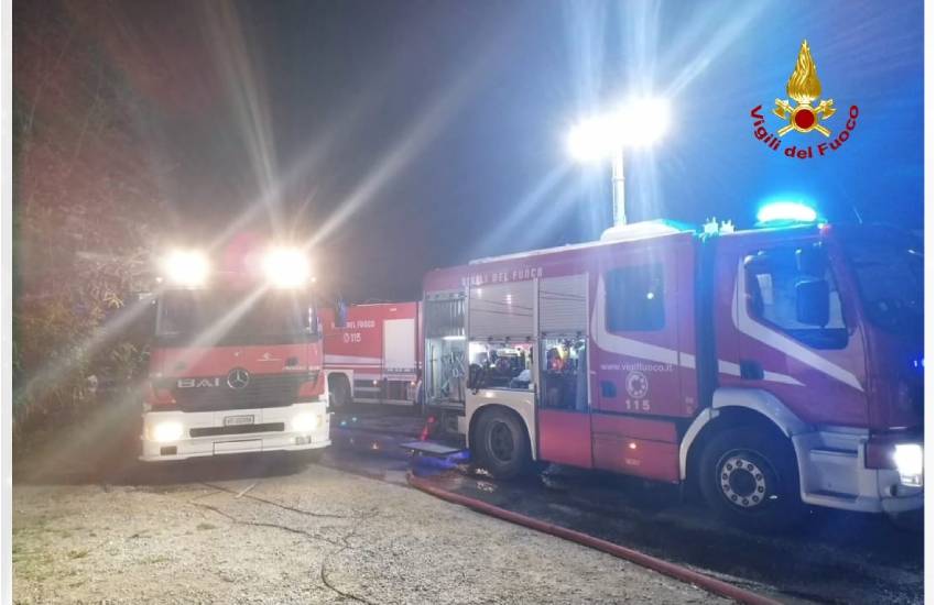 Capannone devastato dalle fiamme a Terracina; l’intervento dei Vigili del Fuoco