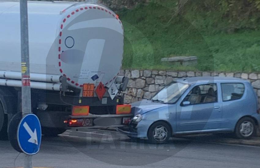 Manovra azzardata di un grosso camion dentro la rotonda: tragedia sfiorata questa mattina in provincia di Latina