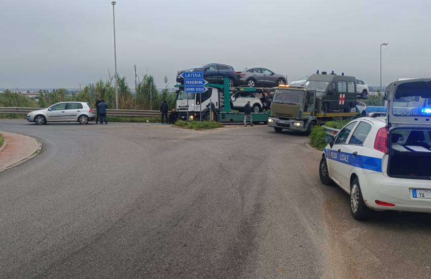 Tir tampona un’auto alla rotonda: donna trasportata in ospedale