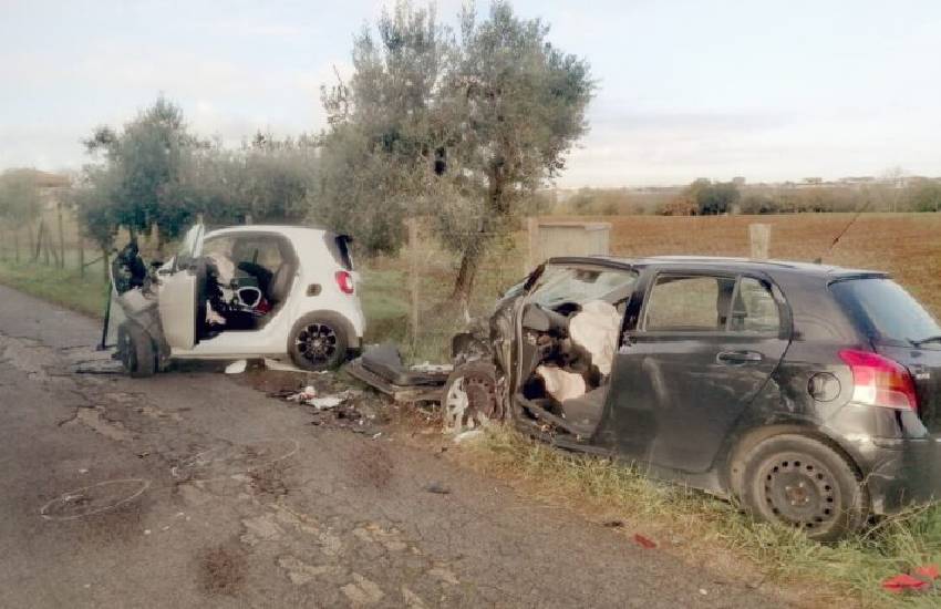 Drammatico frontale in provincia di Latina; auto distrutte. Tre feriti. Per uno di loro arriva l’eliambulanza