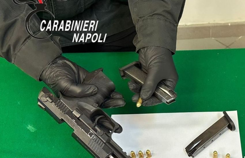 Gira con una pistola finta, ma caricata con proiettili veri: 19enne arrestato nel napoletano