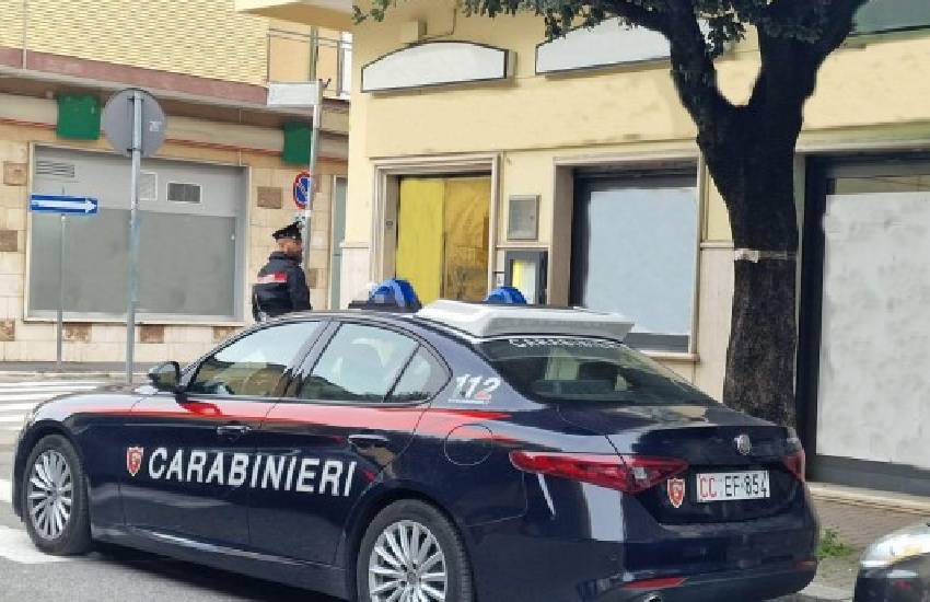 Rapina in farmacia: forbici in mano minaccia il commesso e si fa consegnare i soldi. Caccia al bandito in provincia di Latina