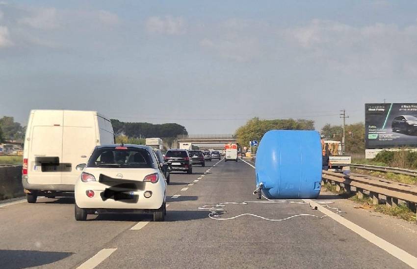 Serbatoio per autoclave cade da un mezzo lungo la Pontina: gravi problemi al traffico