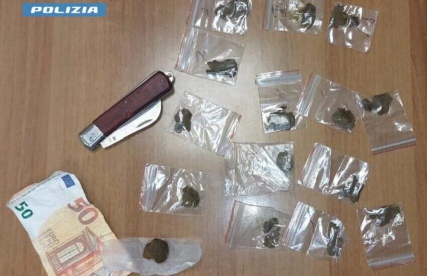 In tasca dosi di hashish e un coltello a scatto, nei guai un 16enne