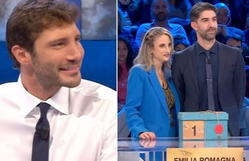 Affari Tuoi, la frecciatina di Stefano De Martino alla moglie del concorrente furbetto: “Faceva il galante con le pacchiste”