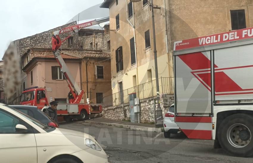 Tegole volano dai tetti per il vento; l’intervento di Vigili del Fuoco e Polizia Locale a Sezze