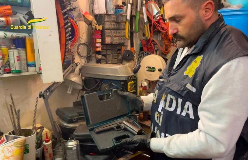 Palermo, scoperto un arsenale e un laboratorio per la modifica delle armi: arrestato un uomo