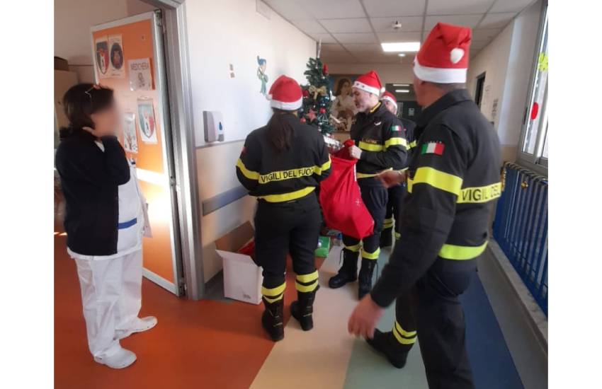 Foto – I Vigili del Fuoco portano doni e sorrisi ai bambini del reparto pediatria del Goretti di Latina