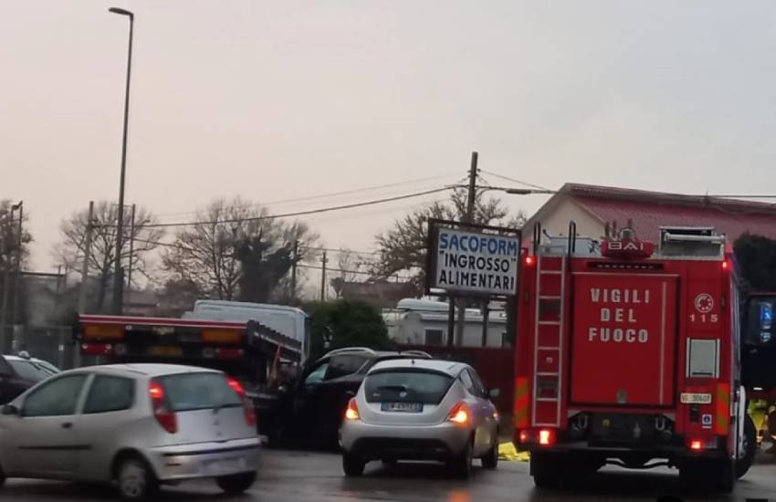 Gravissimo incidente stradale; lo scontro tra due mezzi causa il decesso di un uomo di 52 anni. Lo schianto lungo la superstrada Cassino-Formia. La vittima risiedeva proprio a Formia