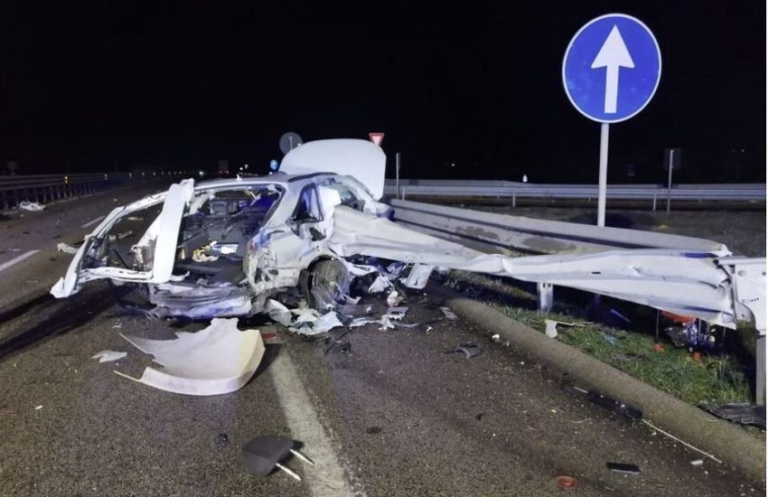 Spaventoso incidente sulla statale, muoiono due ragazzi