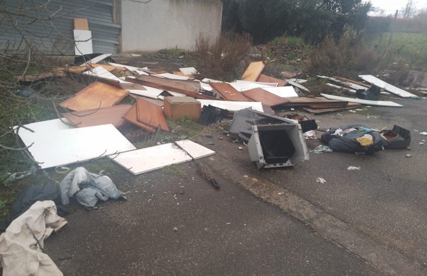 Rifiuti e amianto a cielo aperto: scoperta l’ennesima discarica abusiva nel territorio di Sezze