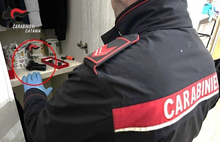 Catania, aveva una pistola col colpo in canna e fugge all’alt dei Carabinieri: arrestato 27enne