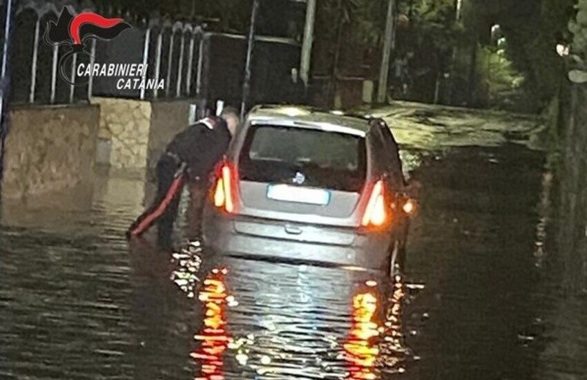 Mascalucia, donna bloccata in auto per il nubifragio: in preda al panico, chiede aiuto ai carabinieri