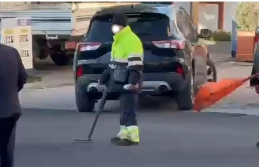 Agrigento: asfaltano anche i tombini per la visita di Mattarella, ora li cercano col metal detector