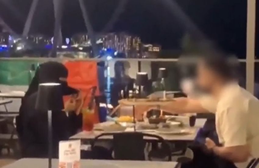 Dubai, due turiste italiane prendono in giro al ristorante una donna che indossa il burqa: interviene la polizia degli Emirati Arabi