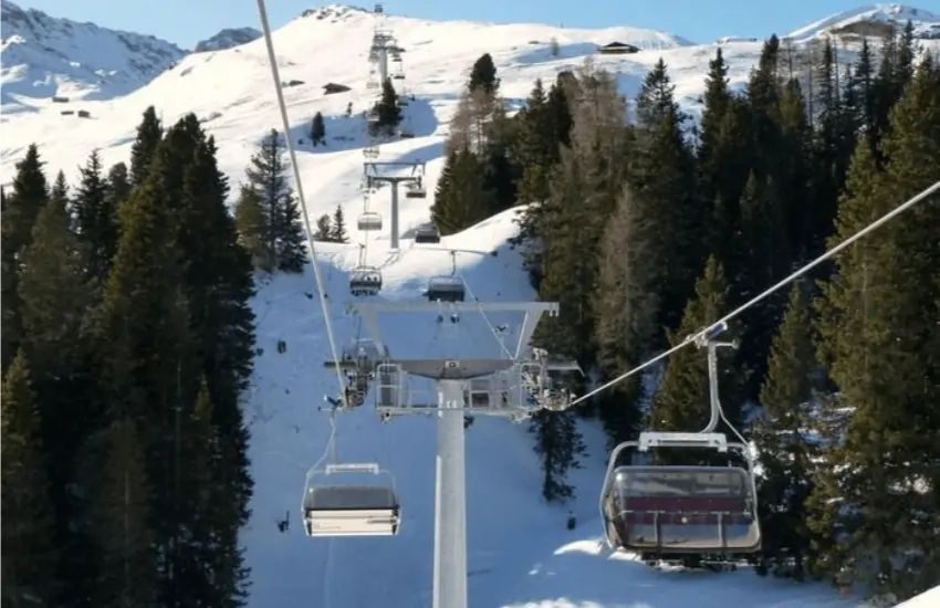 Terrore in montagna, grave incidente a una seggiovia: ci sono feriti gravi. “La gente volava dalle cabine”