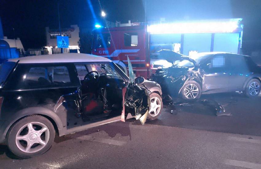 Tragedia nella notte: nello scontro tra tre auto perde la vita un 21enne. Altre tre persone ferite in modo grave e ricoverate in codice rosso. L’incidente lungo la strada provinciale Maremmana Inferiore, a Tivoli