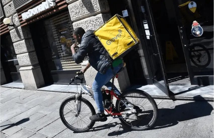 Rider aggredito, Glovo gli scala 16 euro per la mancata consegna della spesa