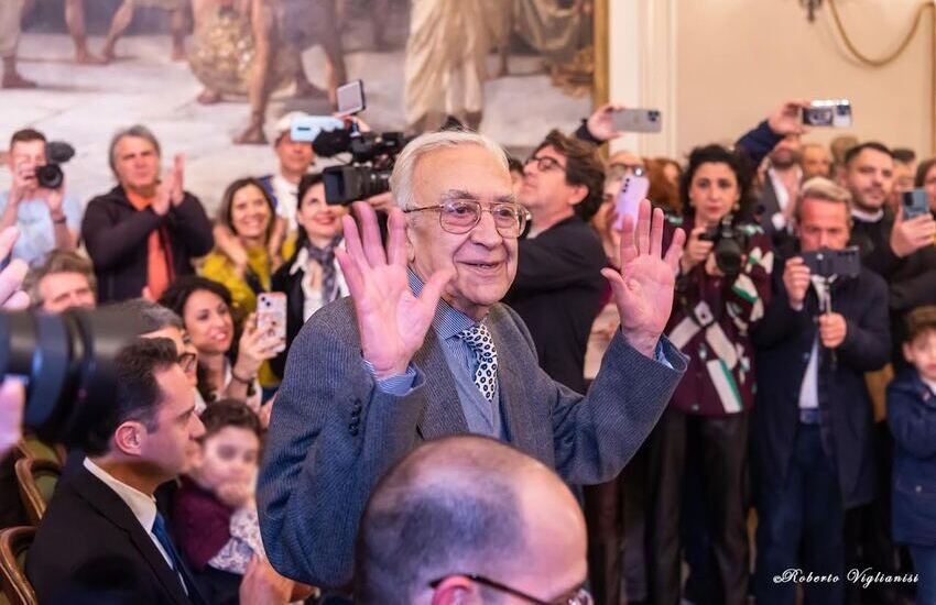 Sant’Agata, il sindaco Trantino consegna la Candelora d’Oro 2025 a Tuccio Musumeci – FOTO