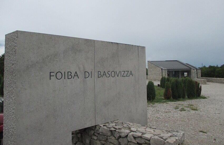 Vandalizzata la foiba di Basovizza, scritta in slavo: “Trieste è un pozzo”