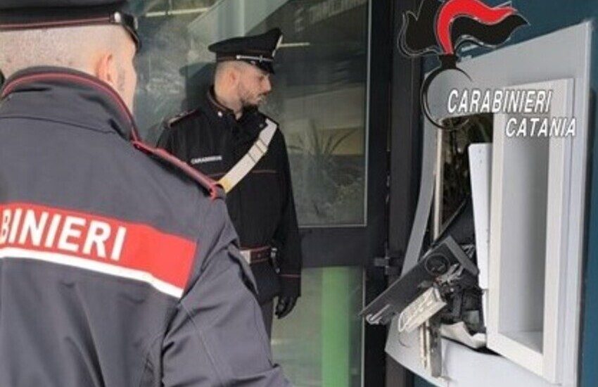 Misterbianco, martello e scalpello per scassinare il bancomat: arrestato