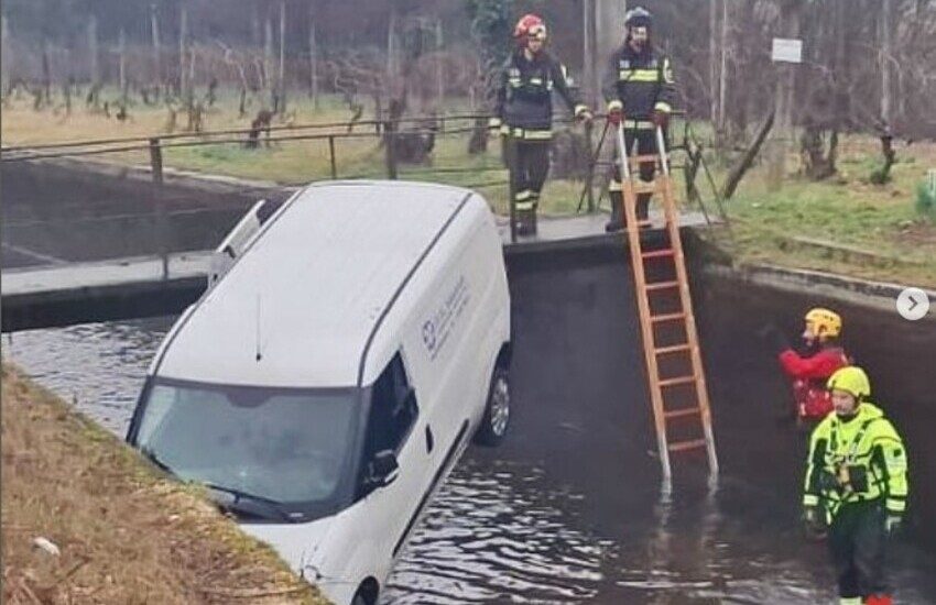 Tragedia a Brescia, furgone finisce nel canale: morto 48enne trascinato dall’acqua