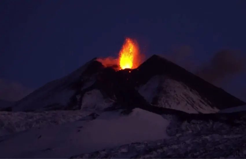 Etna: vicini alla lava dell’eruzione per farsi un selfie, feriti e ipotermie. “Verranno denunciati”