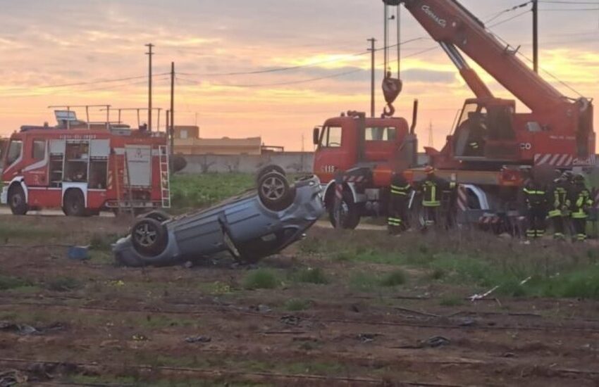 Tragico incidente stradale, auto esce di strada e si ribalta. Muore 35enne