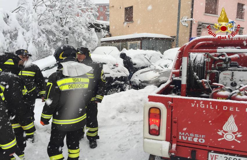 Cane fulminato da una scarica elettrica durante una passeggiata sulla neve