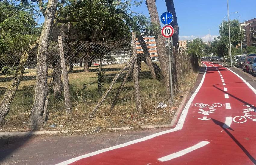 Tragedia dopo la caduta lungo la pista ciclabile. Nonno Riccardo, 85 anni, muore dopo otto giorni di ricovero in ospedale. Il drammatico incidente sul lungomare di Ostia