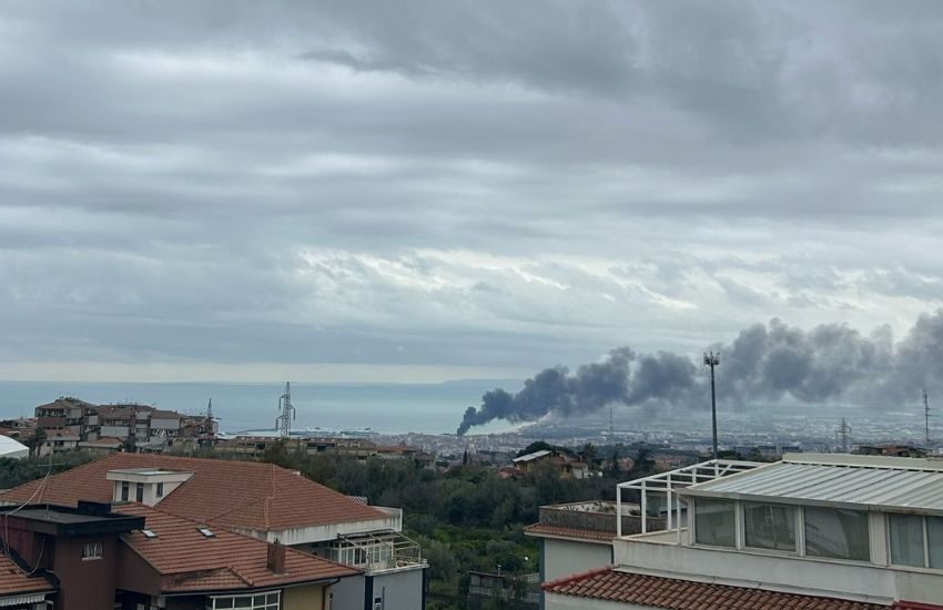 Catania, pauroso incendio in zona porto: colonna di fumo altissima