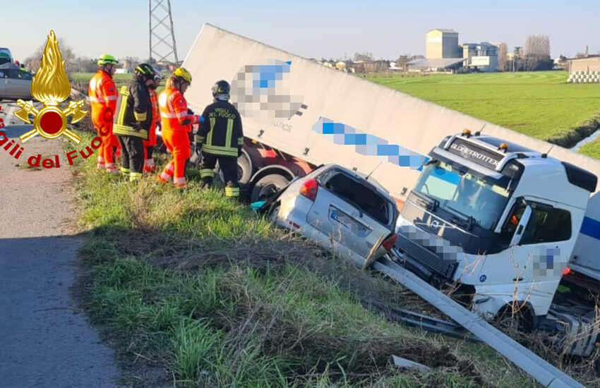 Mantova, tragico incidente tra due auto: morte due persone, coinvolto anche un camion