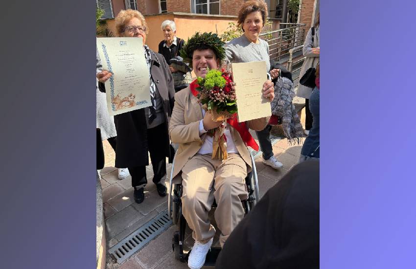 Fabrizio, disabile, non si è arreso alla sua condizione e si è laureato con una tesi dal titolo “La disabilità e la percezione di questa nel contesto sociale”. Grande festa a Terracina